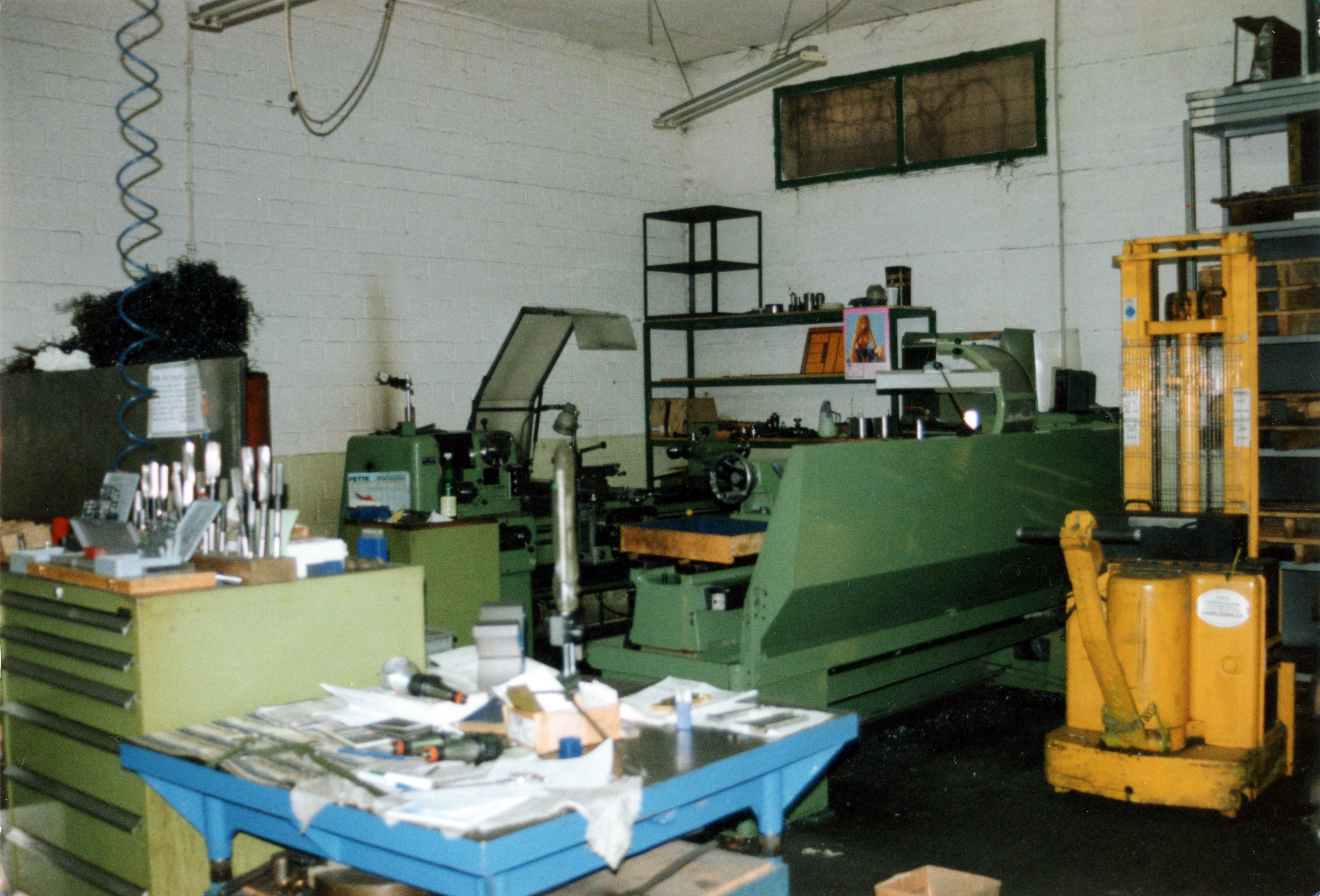 Maschine mit den verschiedensten Werkstücken. Es sieht etwas chaotisch aus.