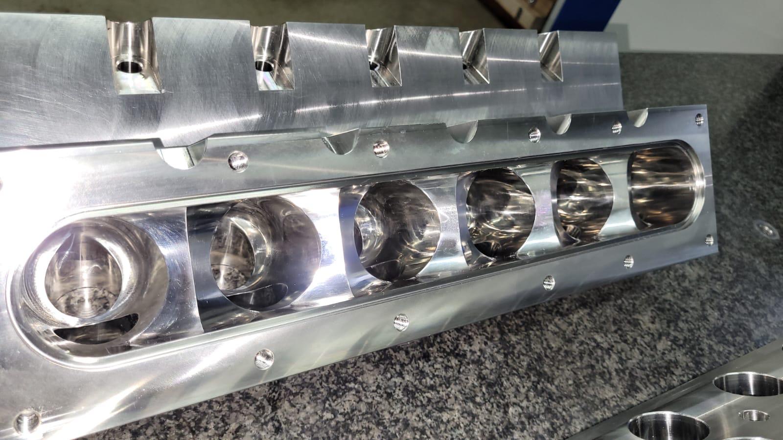 Werkstück dass an einen Motorblock erinnert.