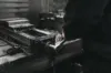 Hand betriebene Maschine mit Metallspänen überdeckt.