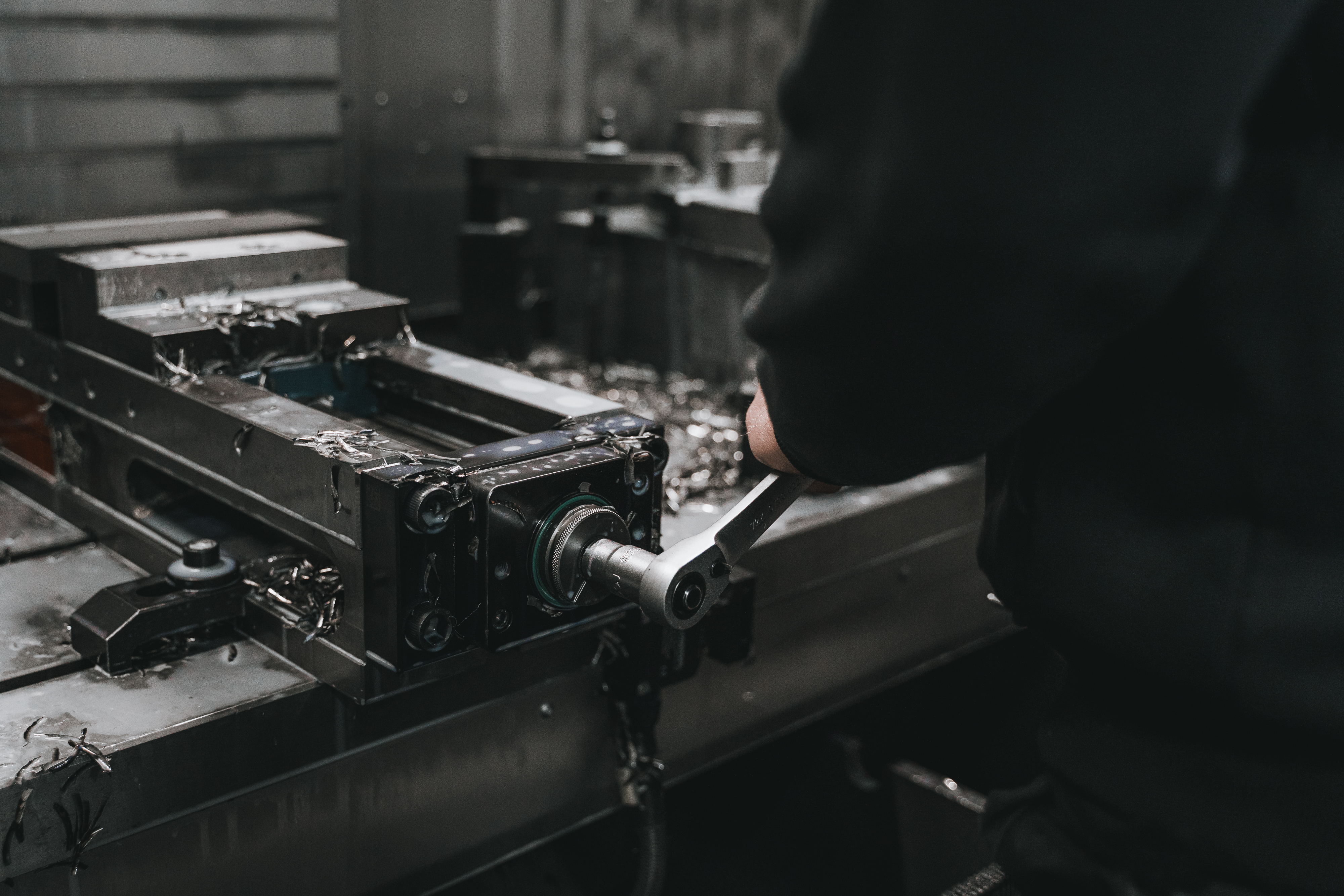 Hand betriebene Maschine mit Metallspänen überdeckt.