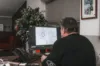 Eine Person sieht sich eine Skizze auf einem Computer an.