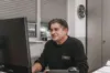 Eine Person schaut auf den Bildschirm eines Computers.
