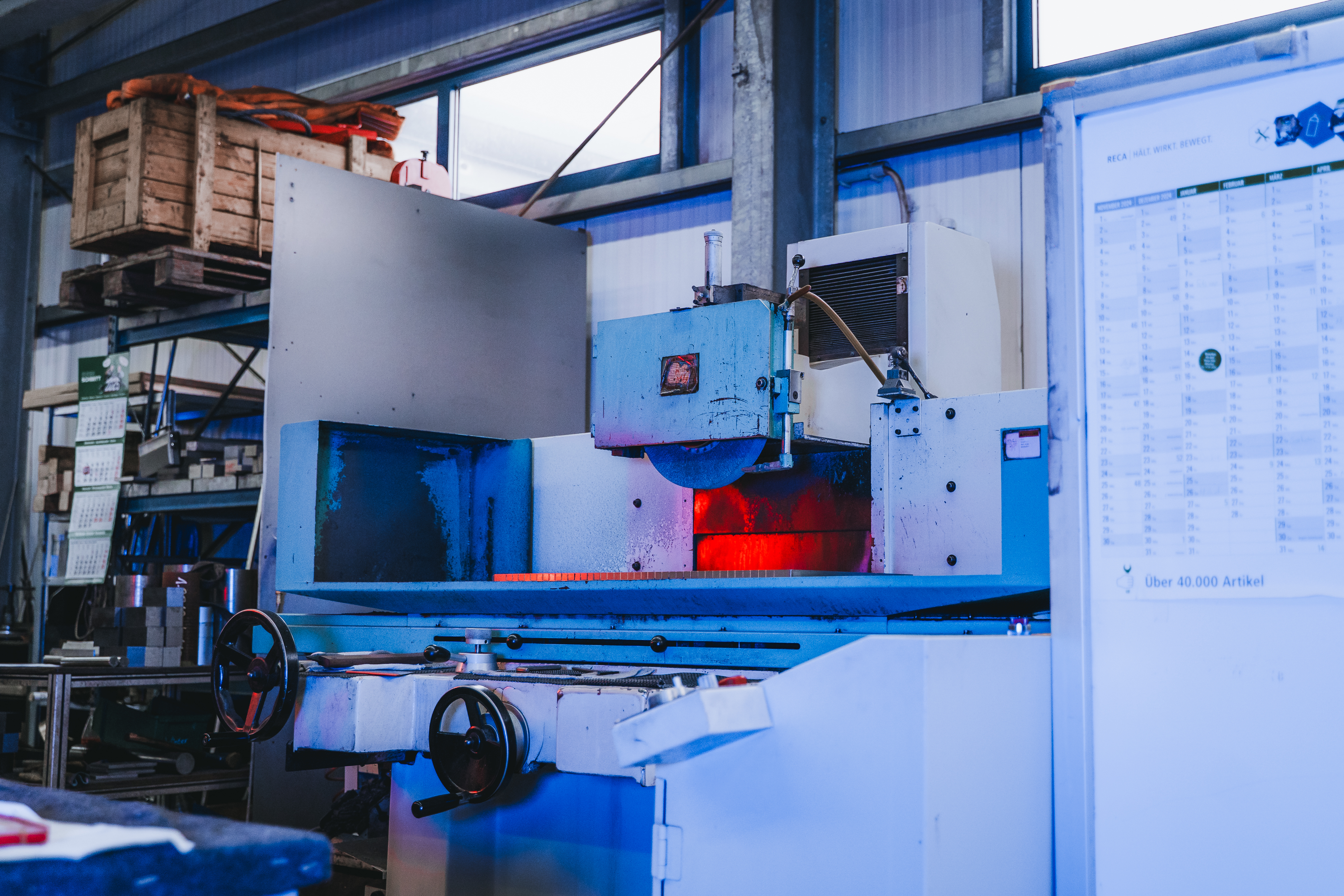 Große Maschine mit Regal Links. Auf dem Regal ist eine Holzkiste zu sehen.