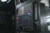 Maschine mit vielen Knöpfen, Hebeln und einem Display.