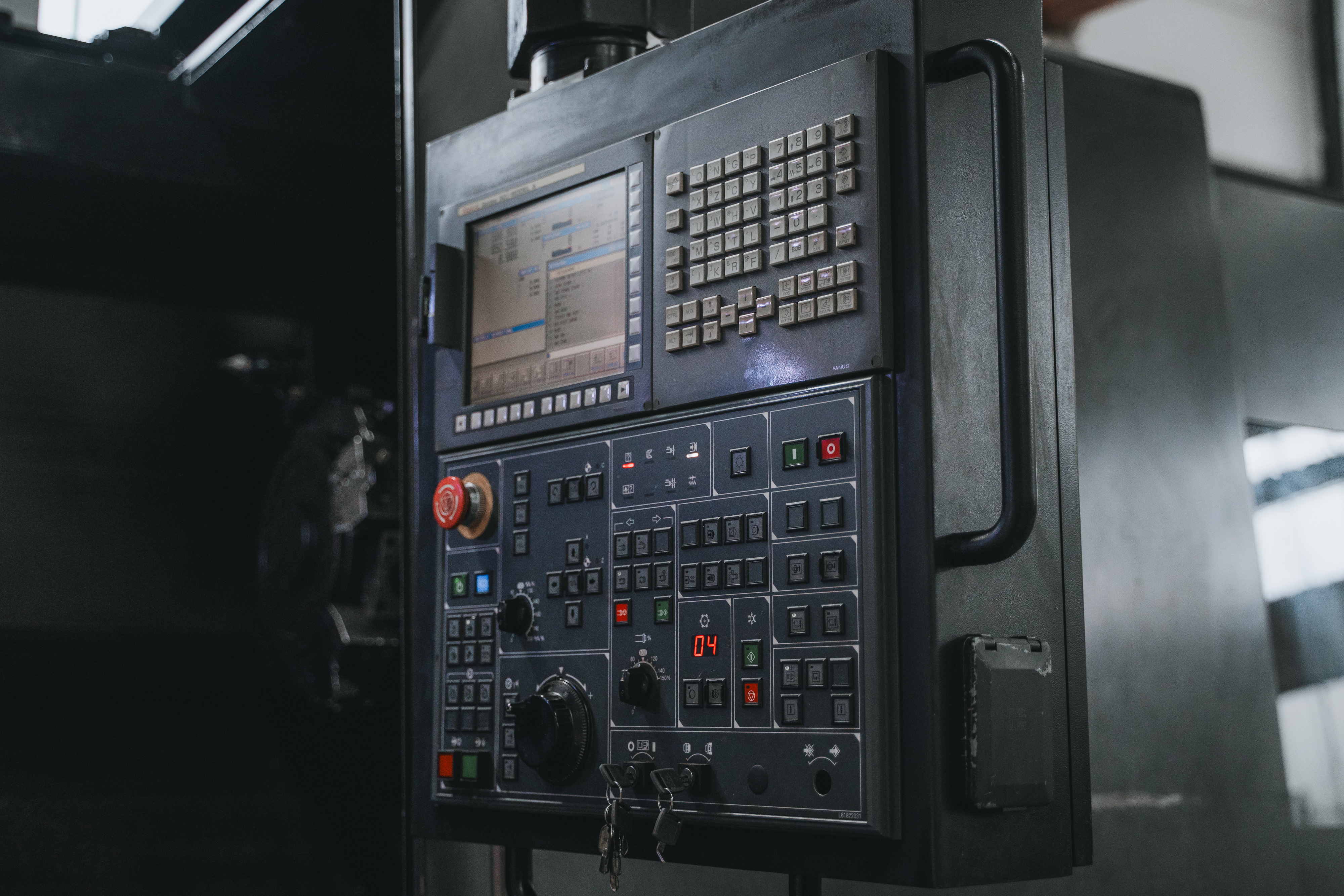 Maschine mit vielen Knöpfen, Hebeln und einem Display.