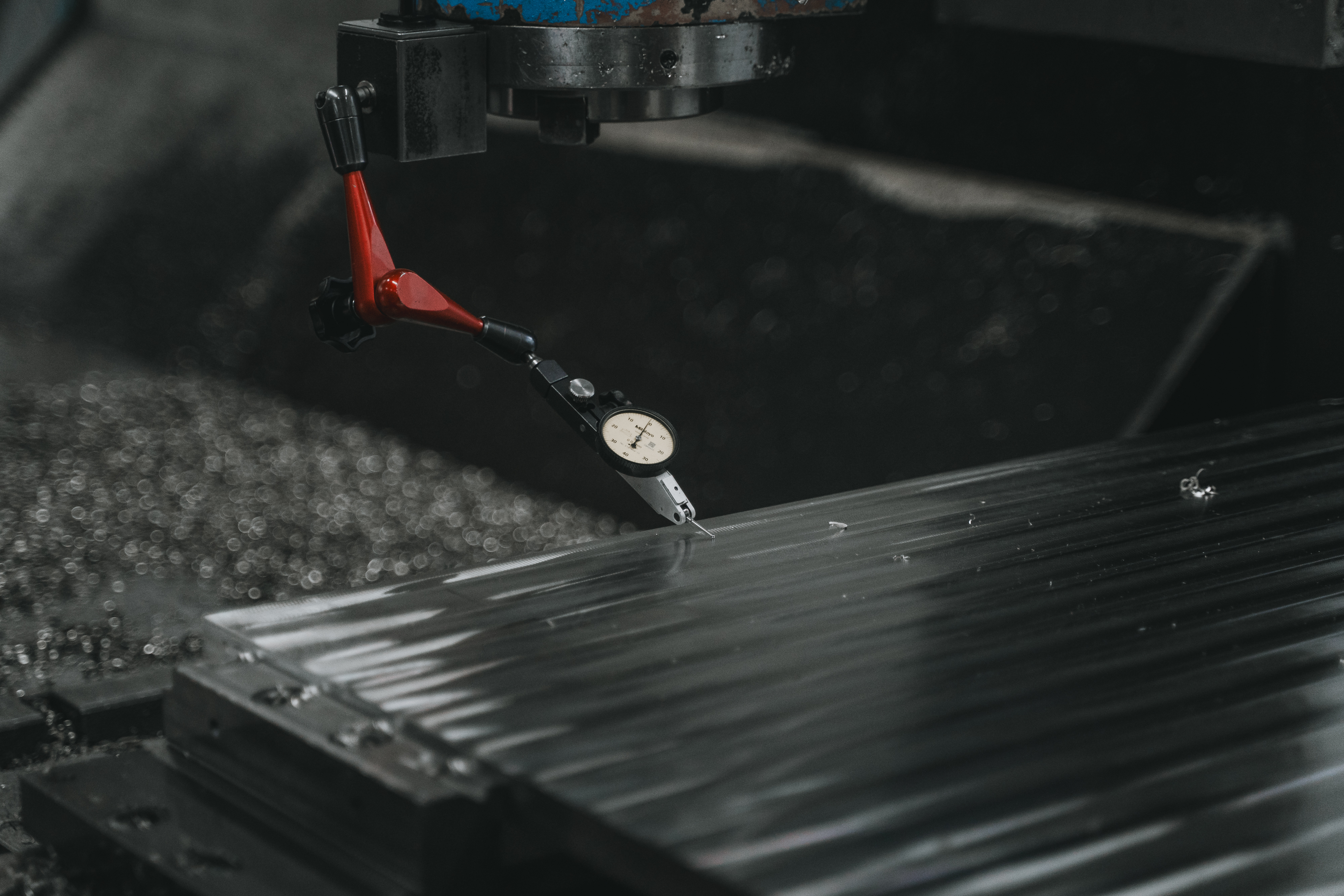 Messwerkzeug an einem an Wellblech erinnernden Werkstück