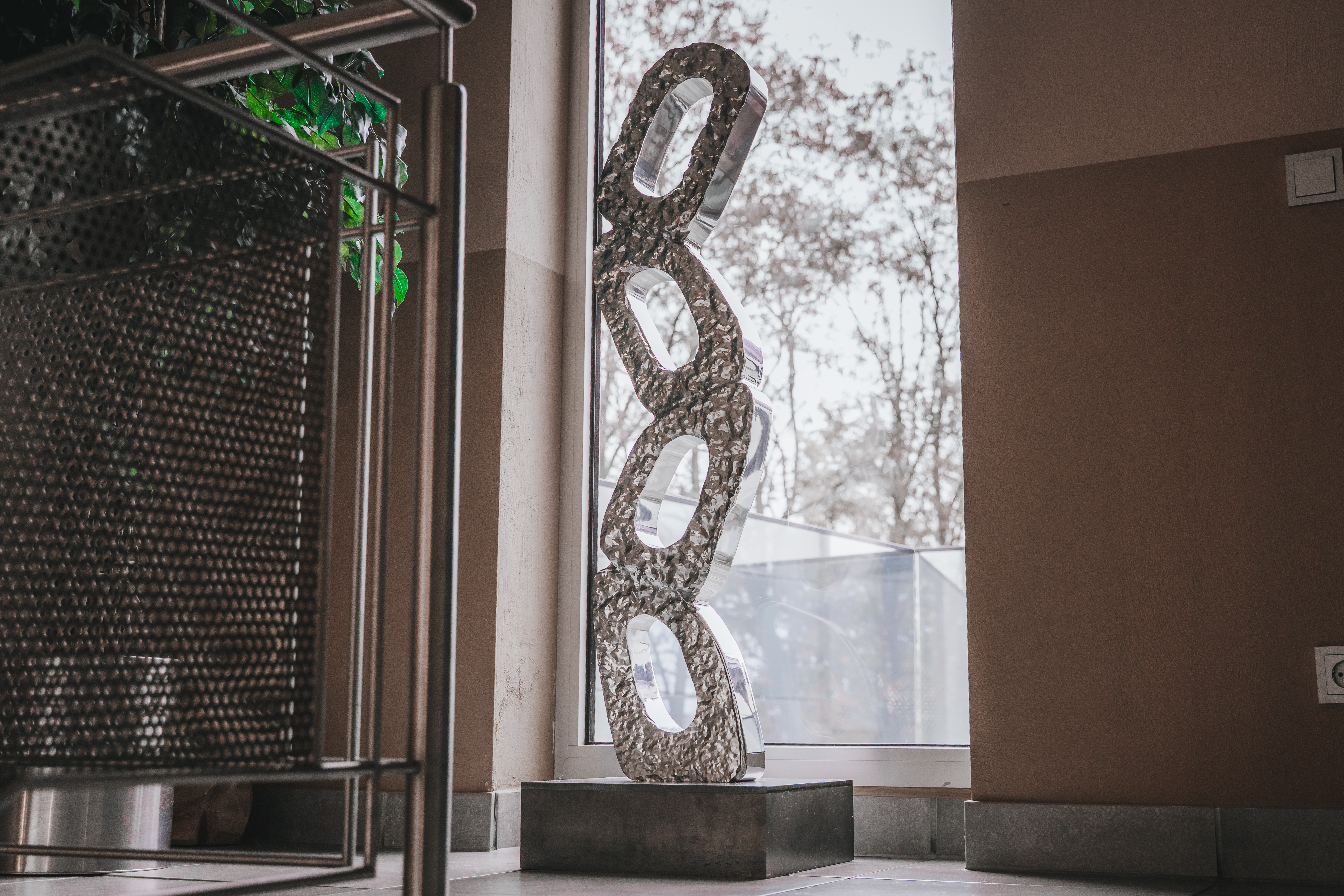 Skulptur einer Kette mit Podest