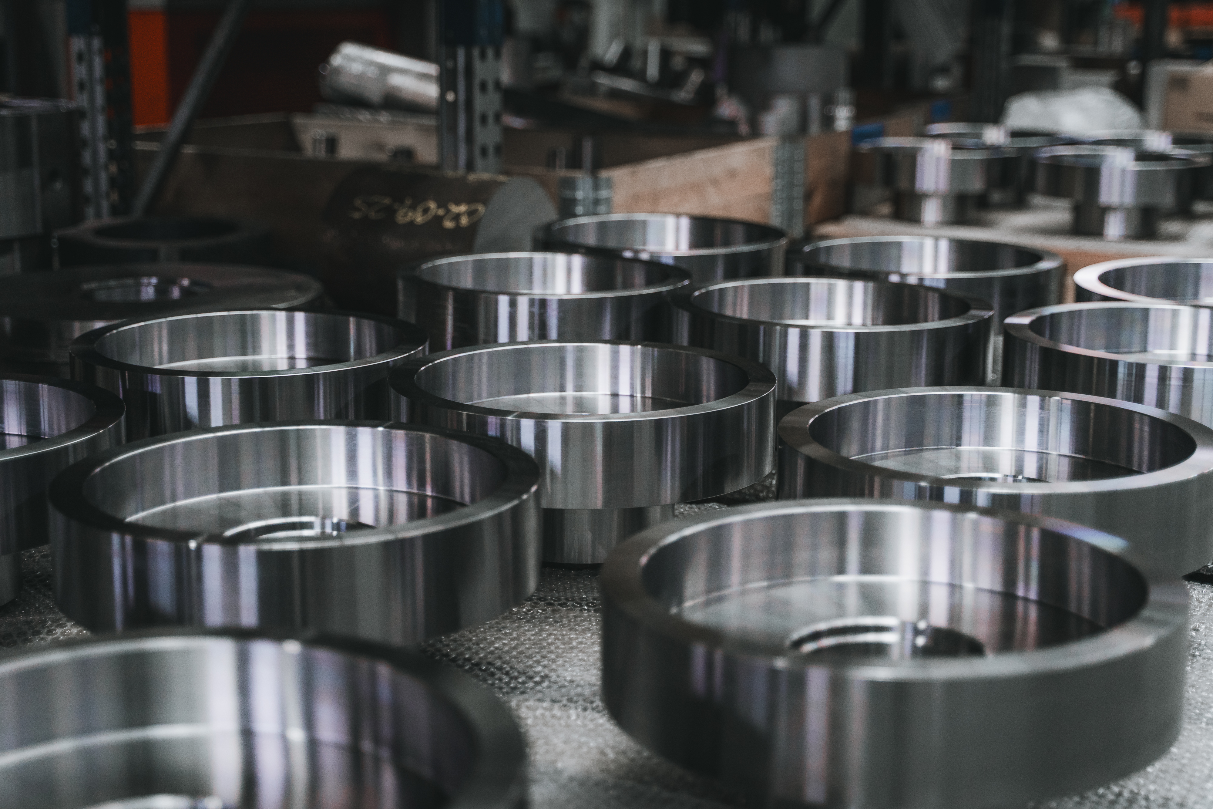 Werkstücke die aussehen wie große Pfannen mit Loch im Boden.