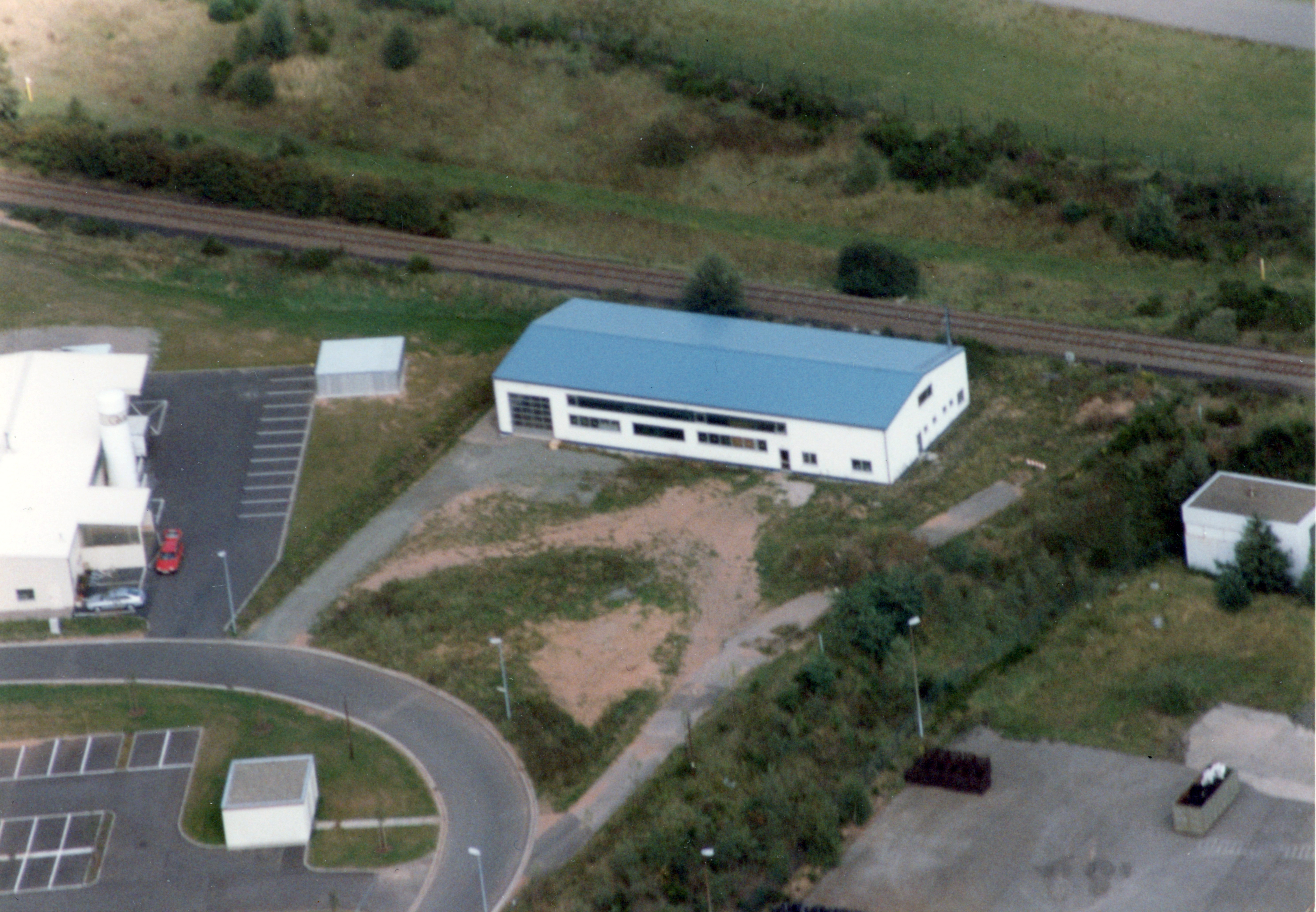 Luftansicht der Lagerhalle und Schienen.