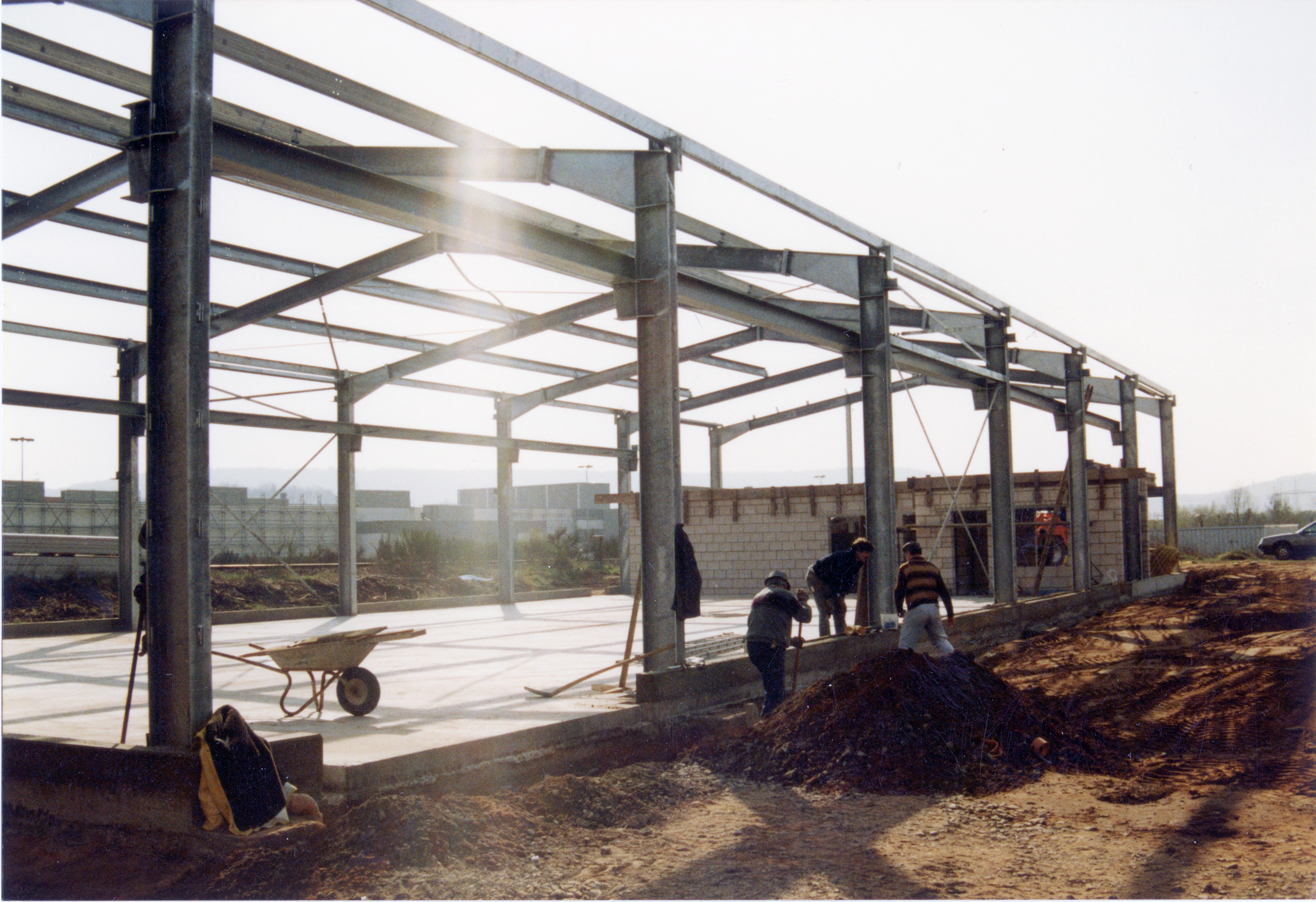 Lagerhalle in Konstruktion. Der Boden ist fertig, ansonsten steht nur das Gerüst.