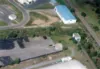 Luftansicht der Lagerhalle und Schienen.