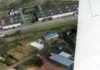 Luftansicht der Lagerhalle und Straße.