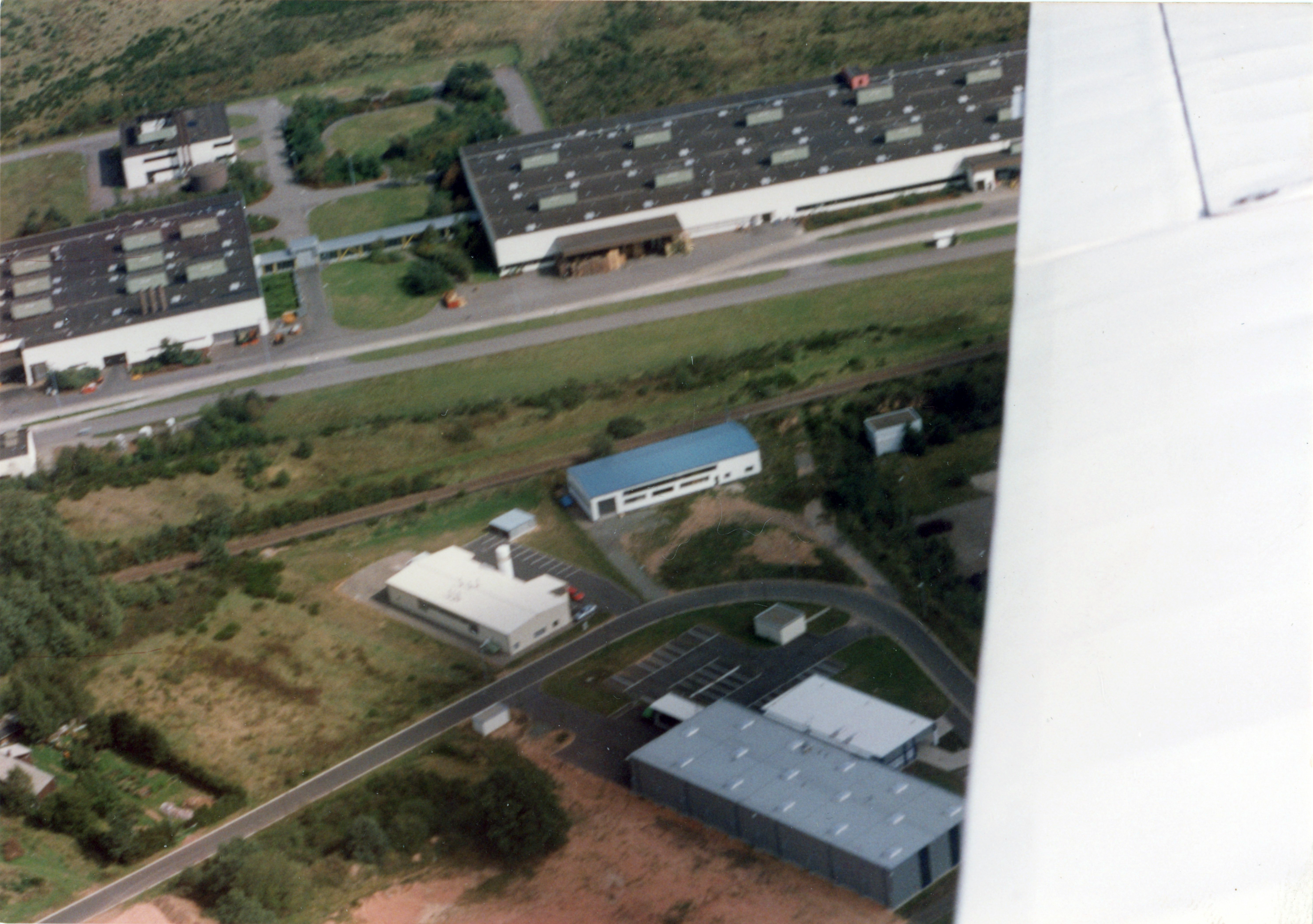 Luftansicht der Lagerhalle und Straße.