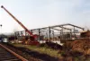 Lagerhalle in Konstruktion. Vorne dran verlaufen Schienen.